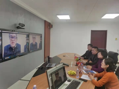 柯志华主任与霍英东基金会董事霍震宇先生举行视频会谈。
(2021年12月22日)