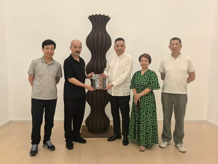 柯志华主席与旅德当代艺术家、策展人、德国波恩当代艺术馆创办人任戎交流
（2025年8月12日）