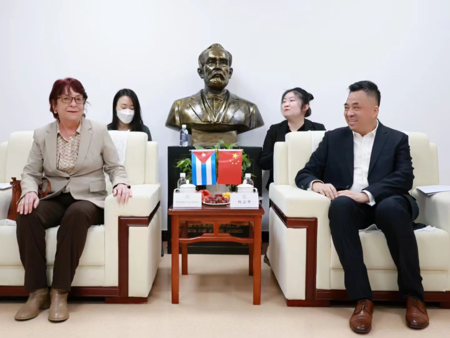 柯志华主席与古巴医疗服务集团驻华首席代表德比亚博士就古巴医疗领域合作发展深入探讨
（2023年2月24日）